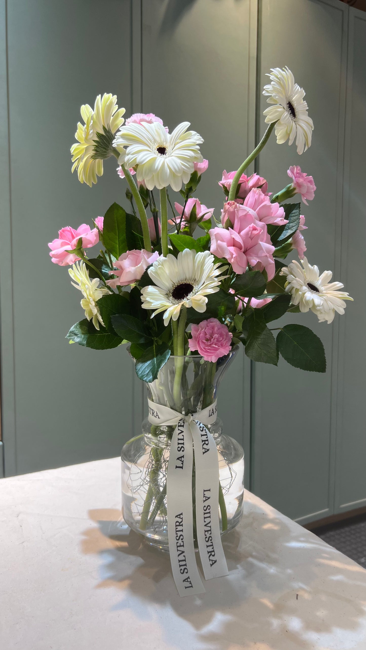 Arreglo de gerberas y mini rosas